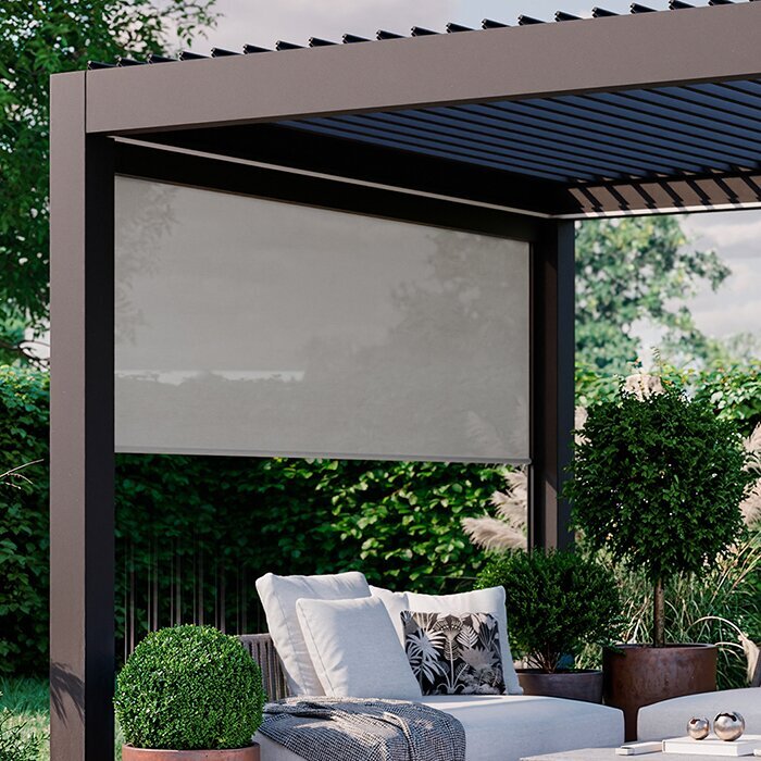 Bioklimatisk pergola fra Luxvinduer ved en moderne terrasse
