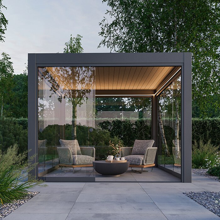 Møbleret bioklimatisk pergola med åbning mod have og terrasse