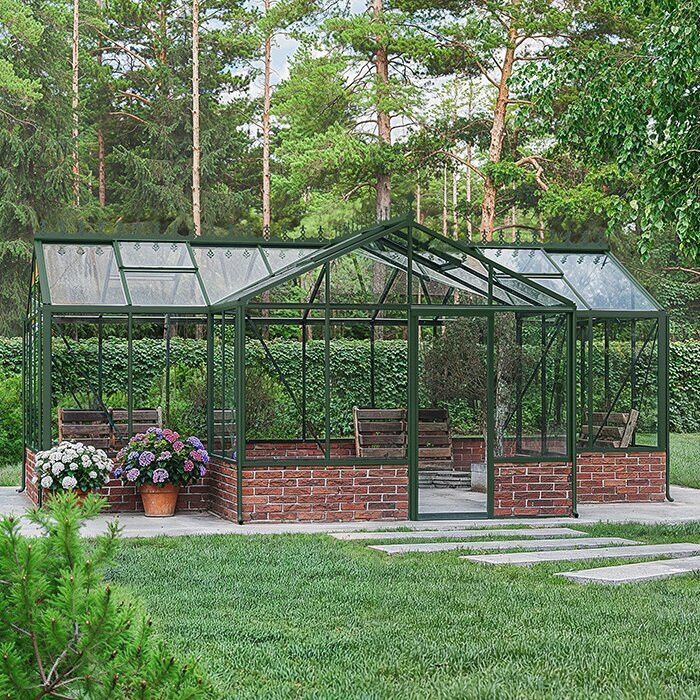 T-formet orangeridrivhus i aluminium og glas på muret sokkel