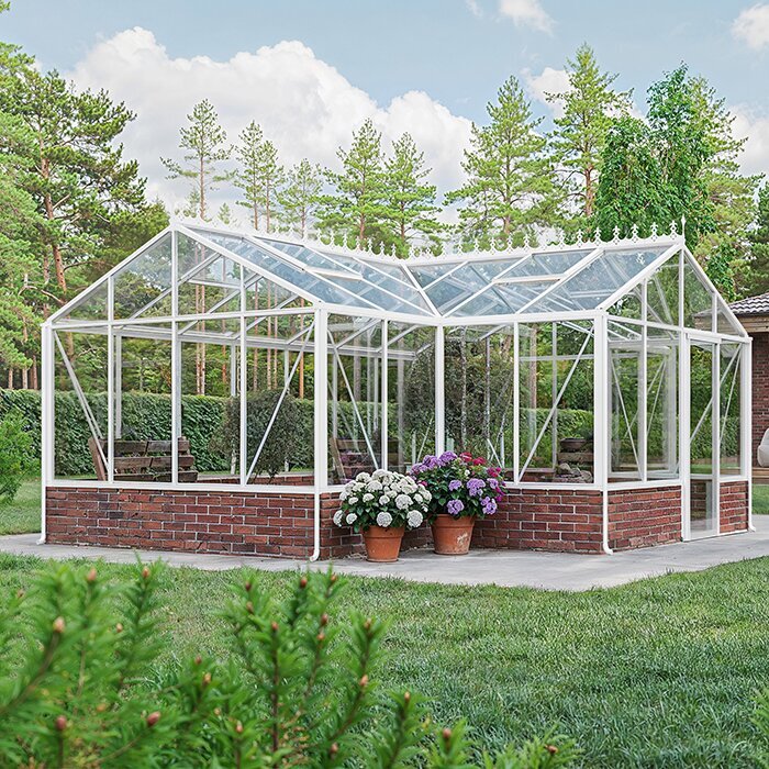 T-formet glasorangeri placeret som forbindelse mellem terrasse og have