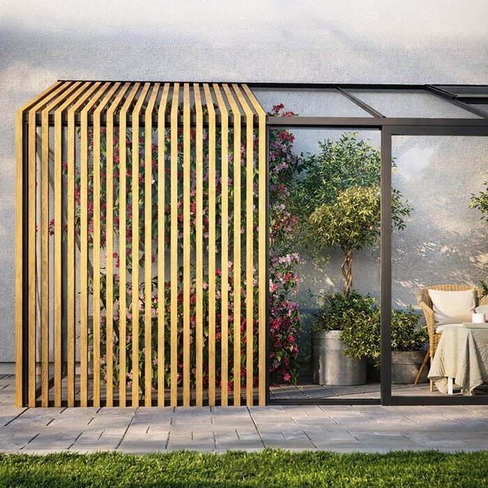 Accoya vægdrivhus med skydedør og integrerede render ved huset