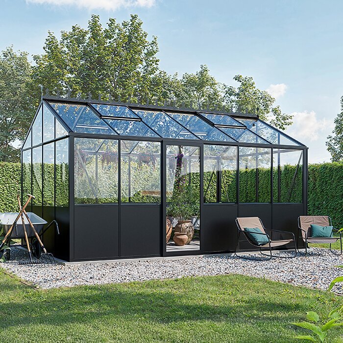 Fleksibel indretning i Lux Prestige drivhus med plads til planter og ophold