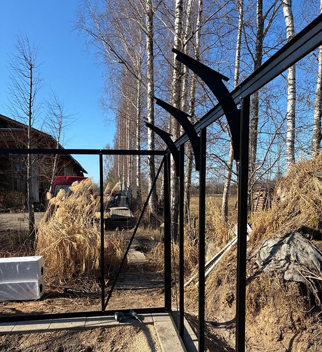 Anna Koku Skola-installationen under arbejdet med drivhusets glaspartier
