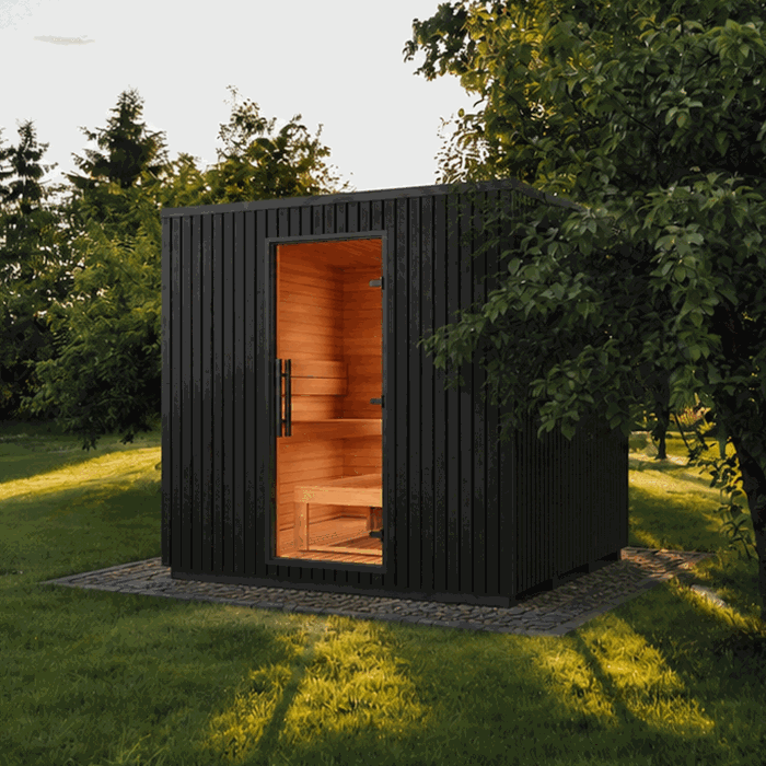 Moderne udendørs sauna i termotræ med stort glasparti og træterrasse