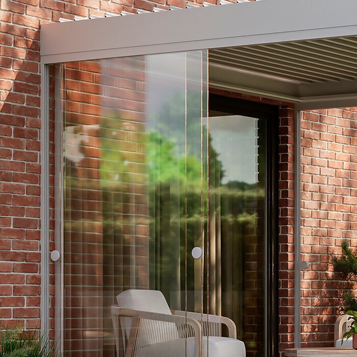 Vægmonteret pergola ved en husnær terrasse