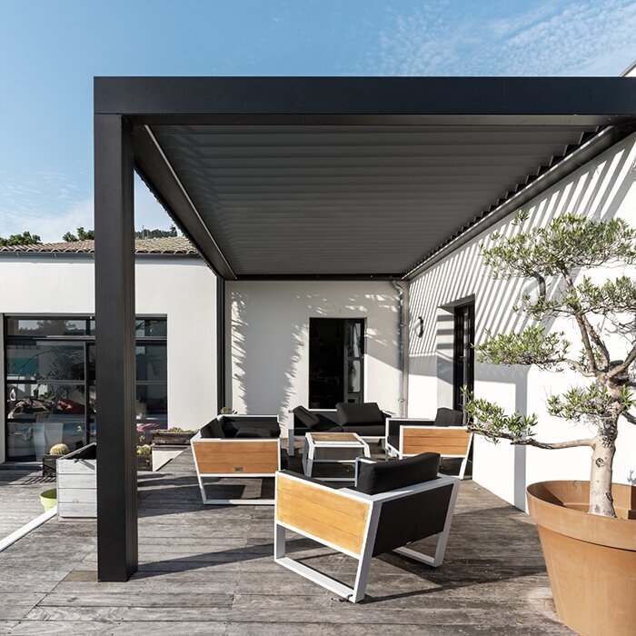 Moderne pergola med åbent udsyn til terrasse og have