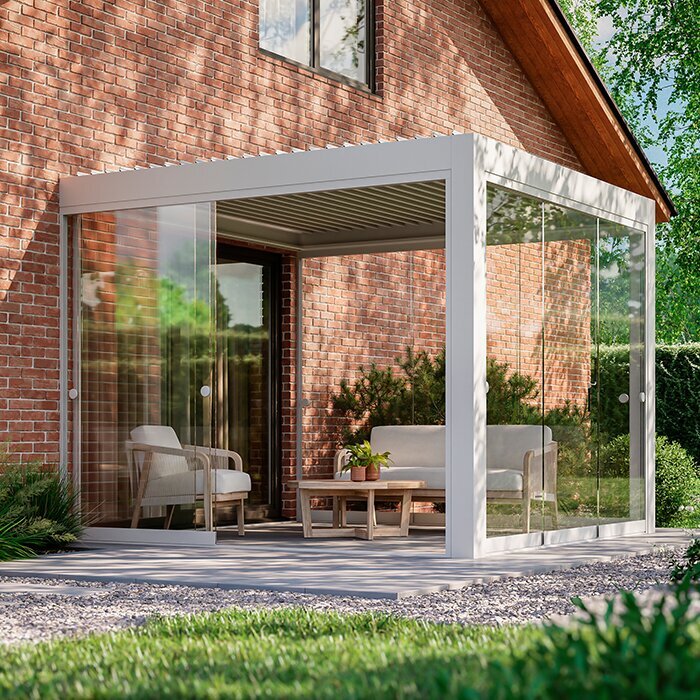 Vægpergola med velindrettet opholdsplads ved huset