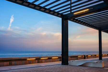Pergola ved poolen: Skygge, privatliv og moderne havedesign