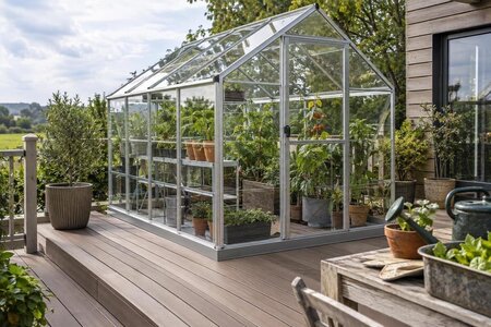 Kan et drivhus stå på en terrasse af træ eller komposit?
