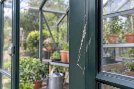 Ridser i drivhusets pulverlak: Sådan vurderer du skaden
