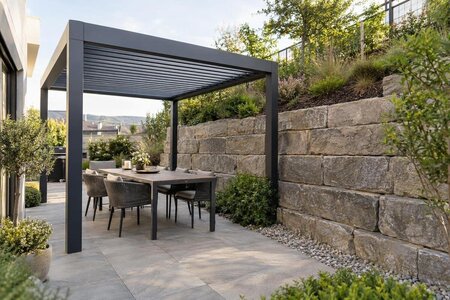 Kan man opstille en pergola tæt ved en støttemur?