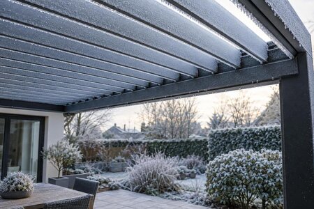 Frost i lameltaget: Hvornår skal pergolaen stå stille?