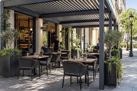 Indret en pergola på caféens fortovsterrasse