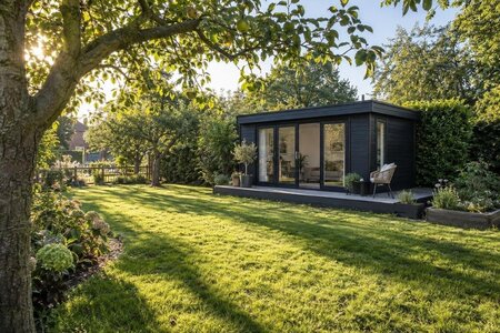 Sådan placerer du dit havehus med sol, skygge og privatliv