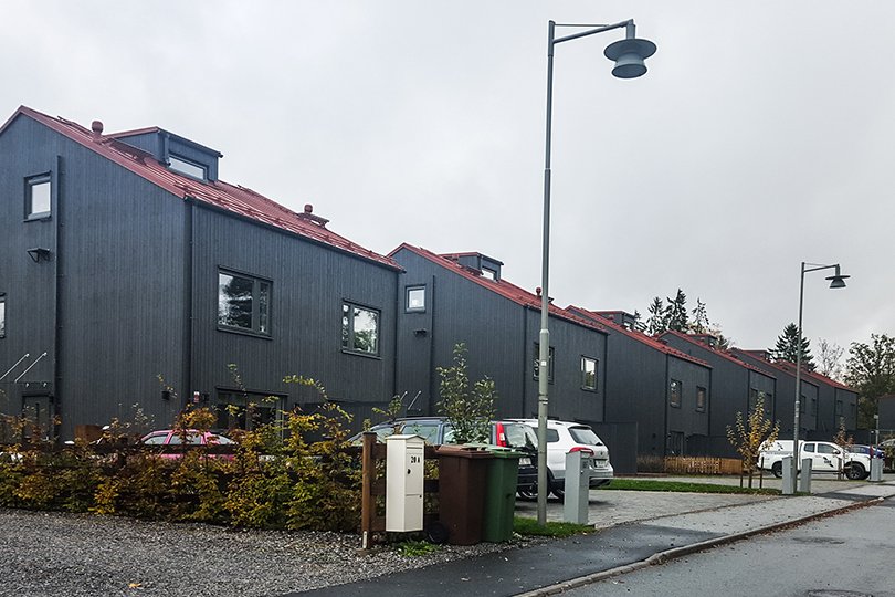 halvtliggende hus projekt med identiske sorte vinduer og døre