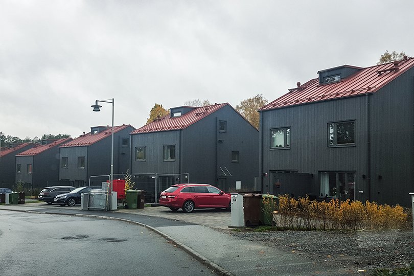 halvtliggende hus projekt med identiske sorte vinduer og døre