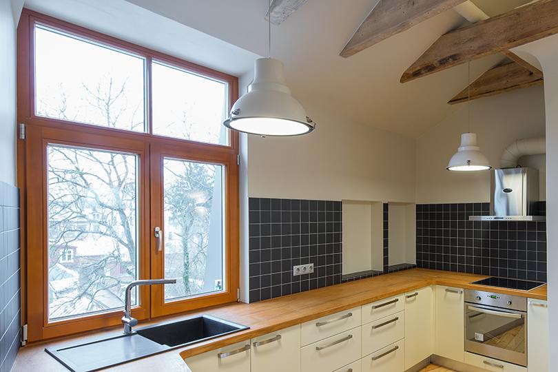 køkken med brune toppen hængslede vinduer