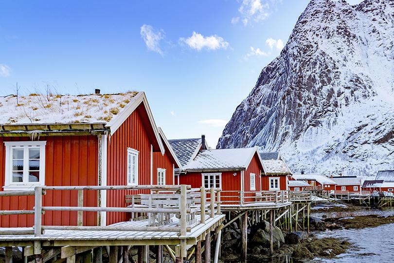 rødt hus på bjerget med energieffektive trævinduer