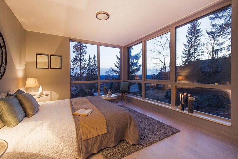 soveværelse med monterede top svingvinduer