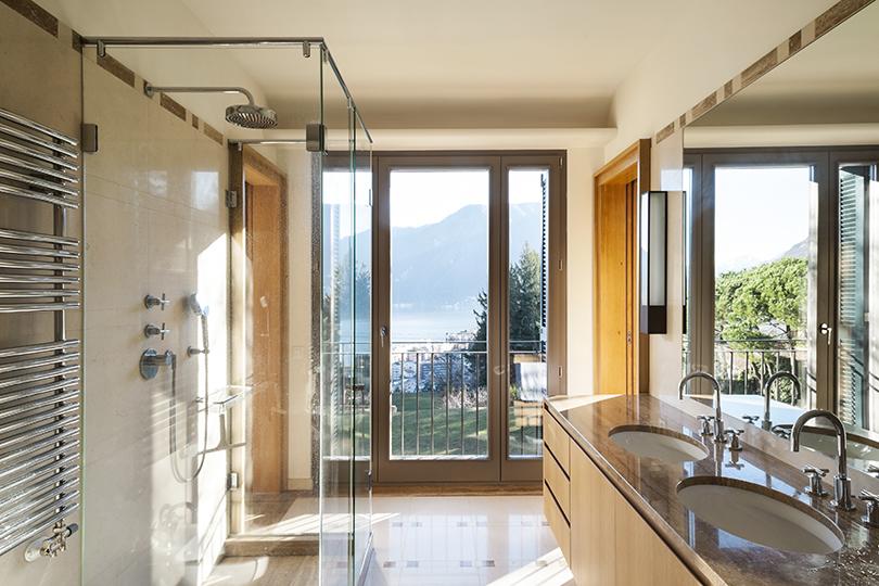 stilfuldt badeværelse med balkon dør