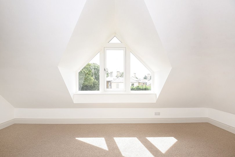 uregelmæssigt formet vindue installeret på loftet